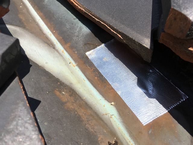 サビが生じた谷板金